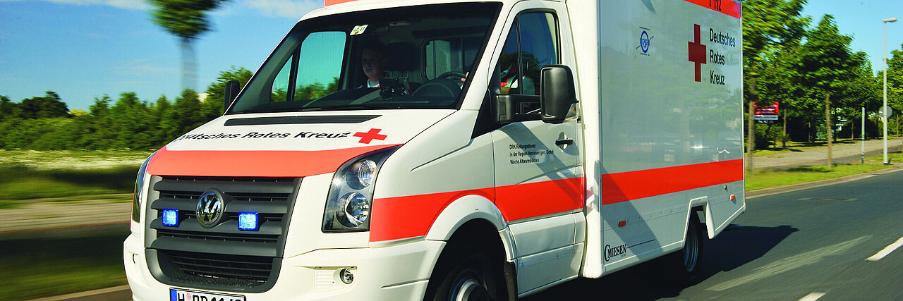 DRK - Rettungswagen in Fahrt 